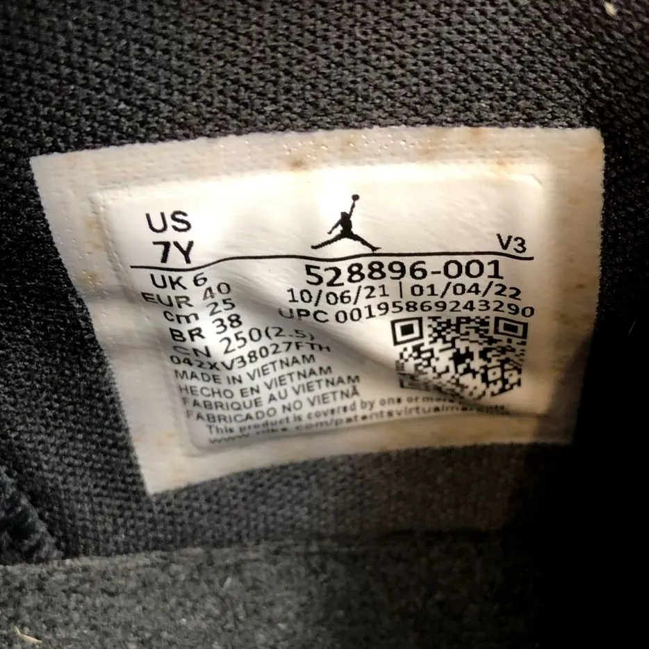 Nike Air Jordan 11 Retro Low GS '72 10' Black/White Sneakers - Size 7Y ( COA)